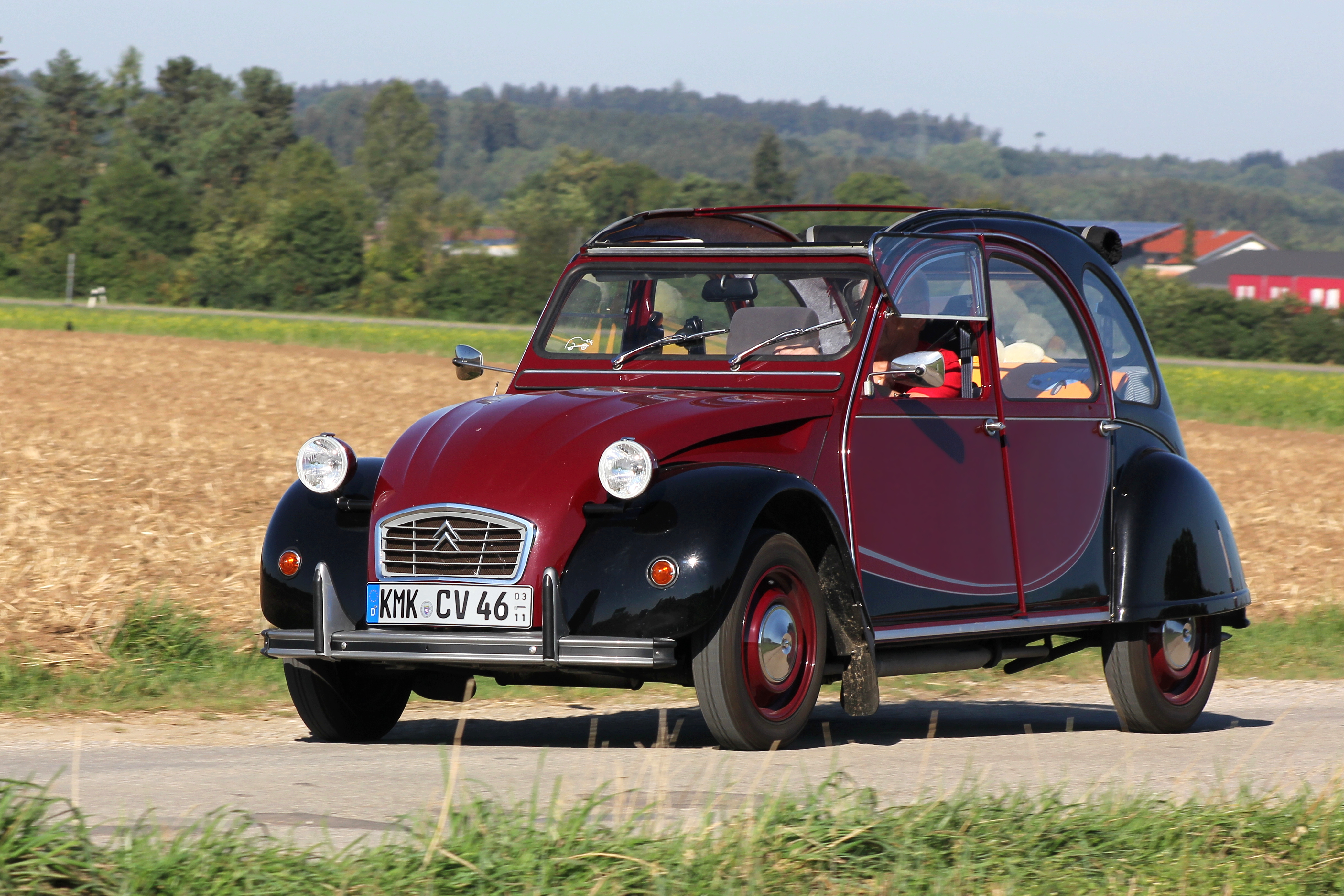 Citroen festeggia i 70 anni della 2CV con una moto “special”