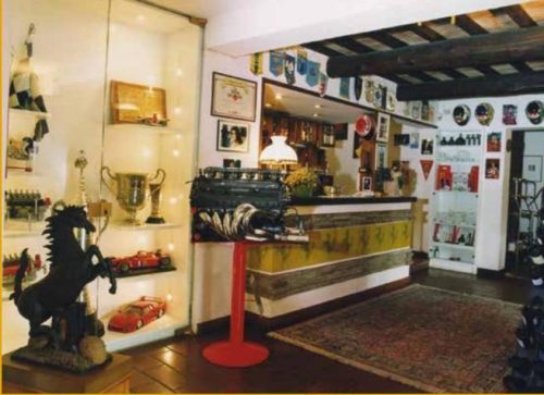 Ferrari, all’asta la collezione del mitico ristorante “Il Cavallino” di Maranello.