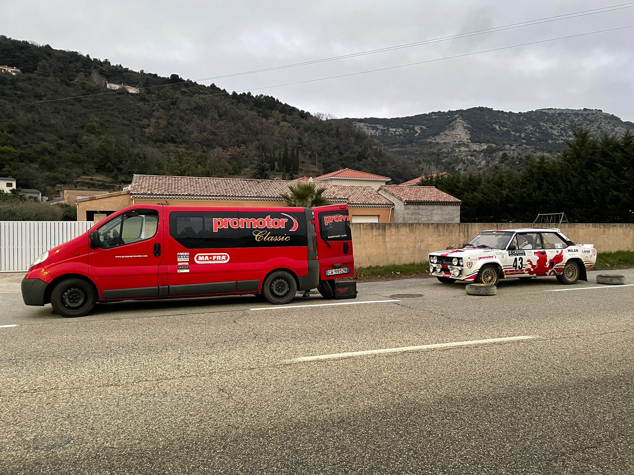 Rallye di Montecarlo Historique parte la seconda giornata di gara, interviste live e curiosità.