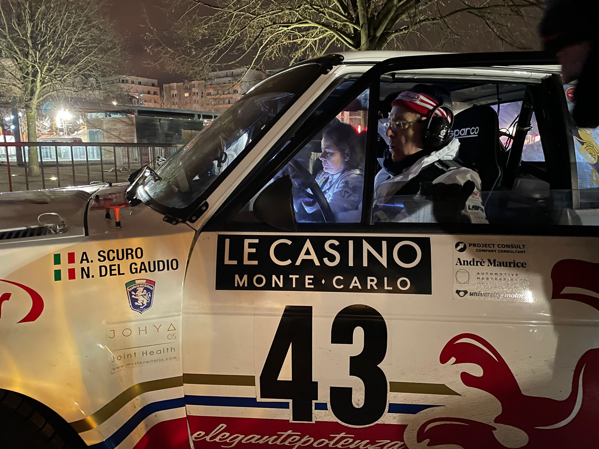 Rallye di Montecarlo Historique parte la seconda giornata di gara, interviste live e curiosità.