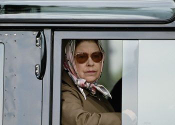 Regina Elisabetta in auto 4