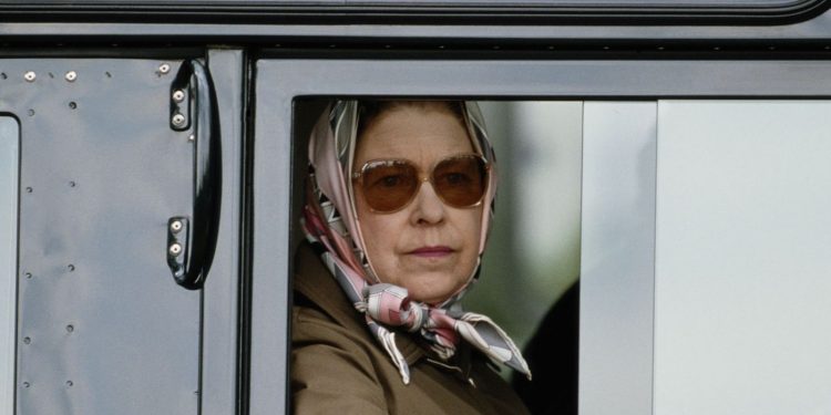 Regina Elisabetta in auto 4