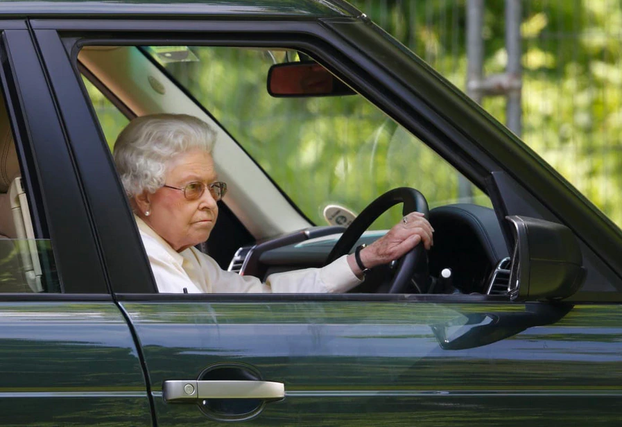 Regina Elisabetta in auto