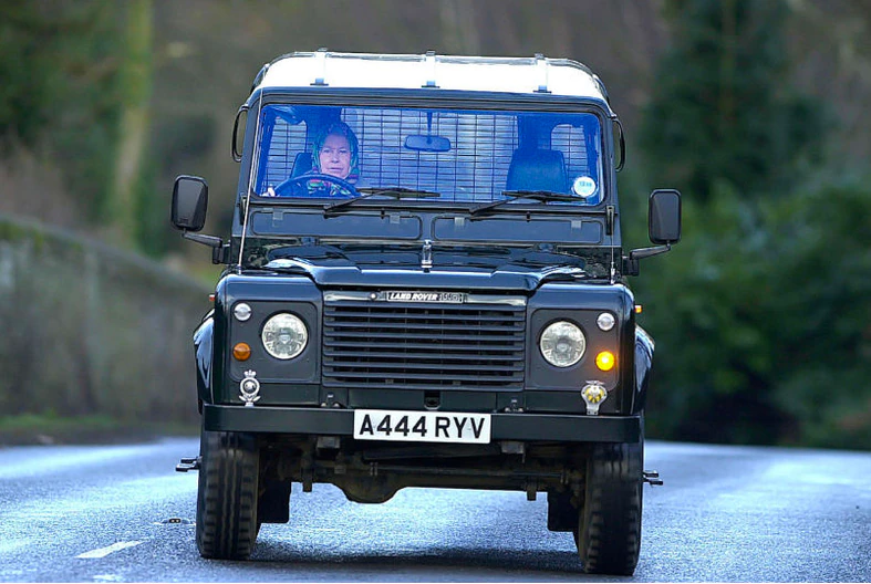 Regina Elisabetta in auto