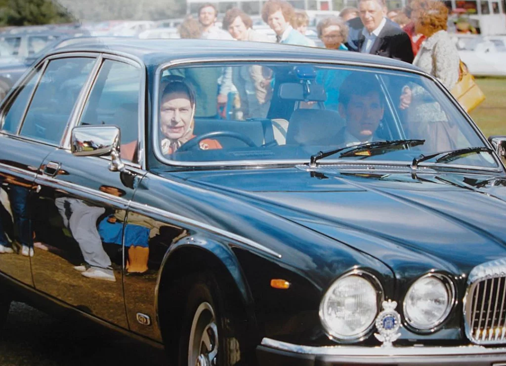 Regina Elisabetta in auto