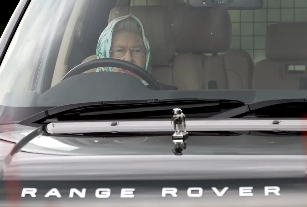 Regina Elisabetta in auto