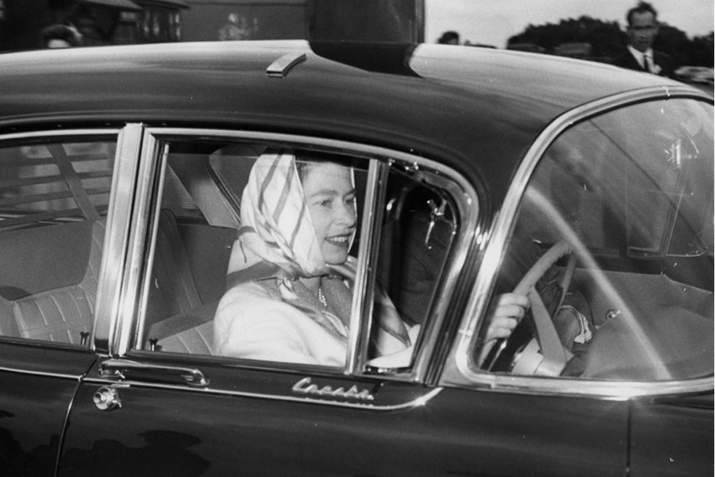 Regina Elisabetta in auto
