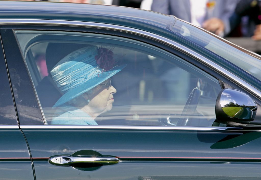Regina Elisabetta in auto